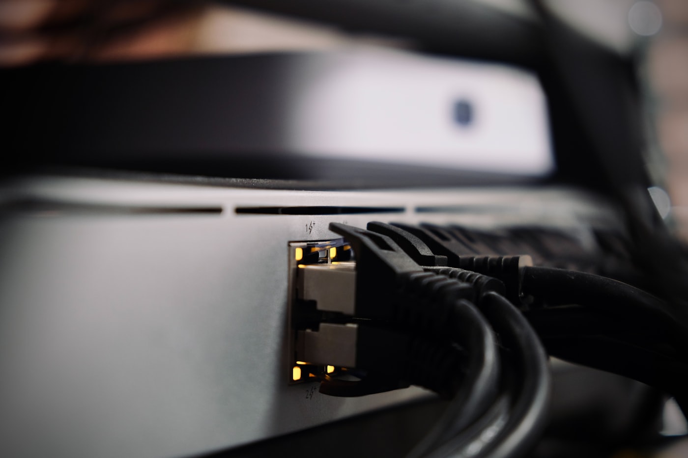 Cabos de rede conectados a equipamento profissional de infraestrutura tecnológica