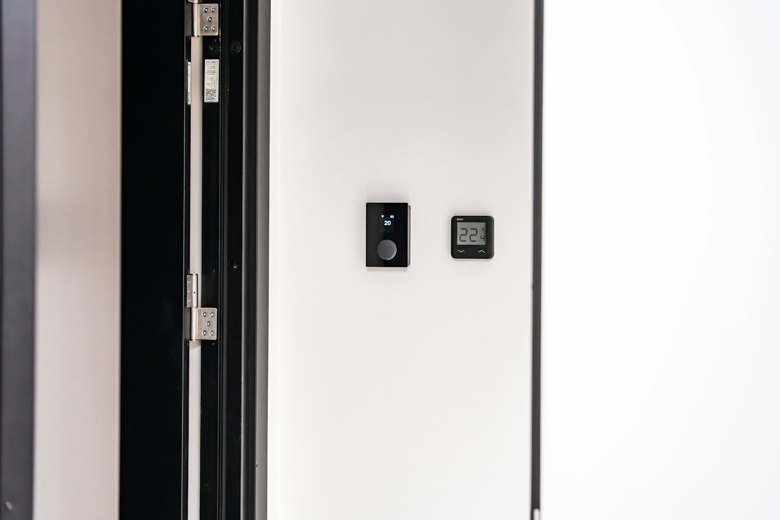 Painel de controle integrado discretamente a um ambiente residencial contemporâneo