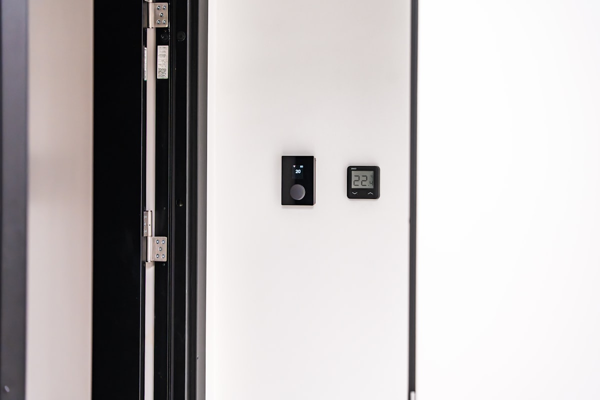 Painel de controle discreto integrado a uma residência contemporânea
